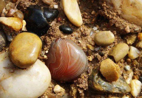 白玛瑙越戴越穷是真的吗