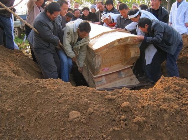 死去的人会回来看活着的亲人吗