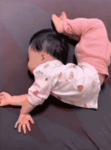 三岁宝宝睡觉不踏实翻来覆去 为啥孩子睡觉爱滚来滚去