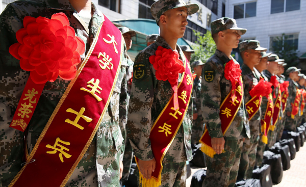 大学当兵两年退役能拿多少钱