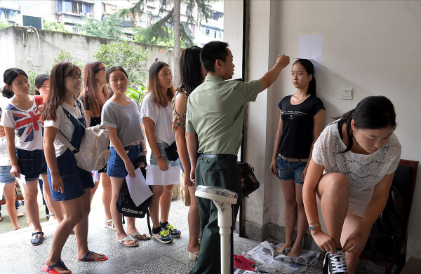 大学当兵两年退役能拿多少钱