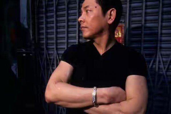 崩牙驹的个人资料及简介