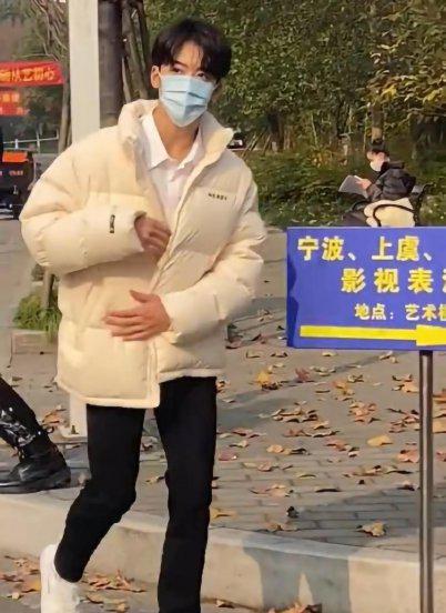 何洛洛个人资料简介