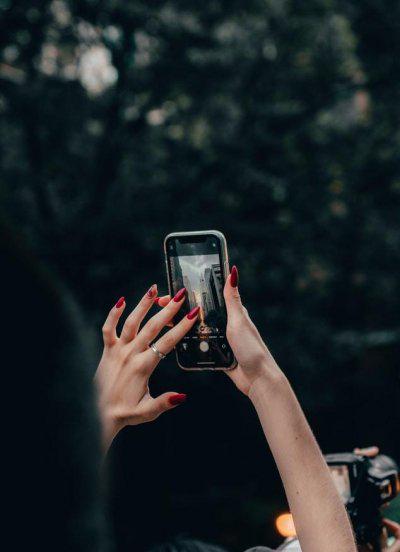 女人频繁发朋友圈说明什么