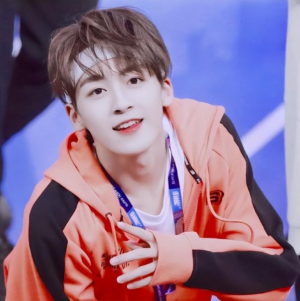 何洛洛高考考了几次