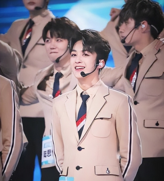 何洛洛高考考了几次