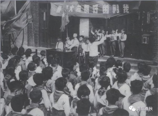 少先队队旗由什么组成