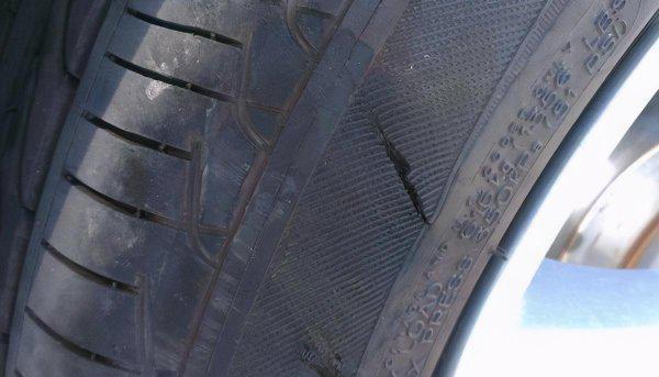 轿车轮胎侧面划伤多深要换