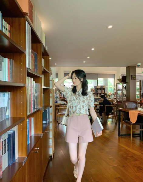 花衬衫搭配什么裤子好看