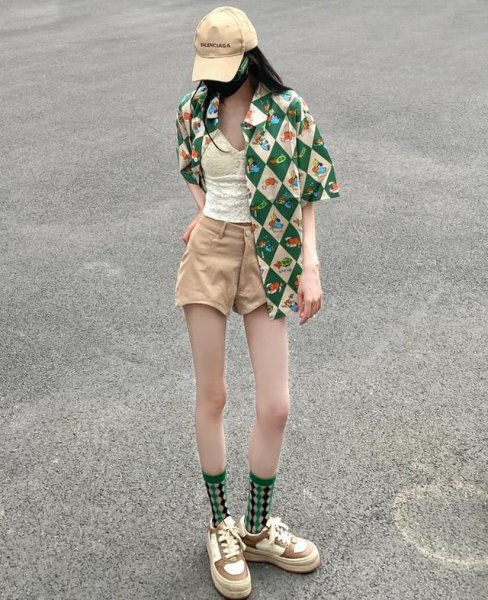 女生花衬衫怎么搭配好看