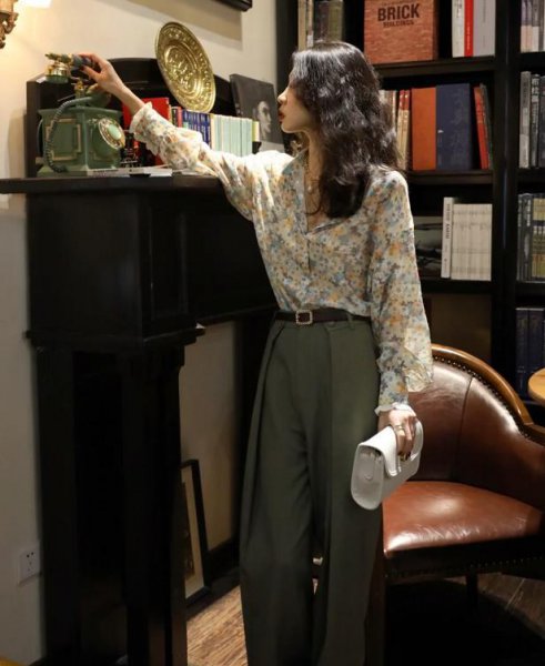 女生花衬衫怎么搭配好看