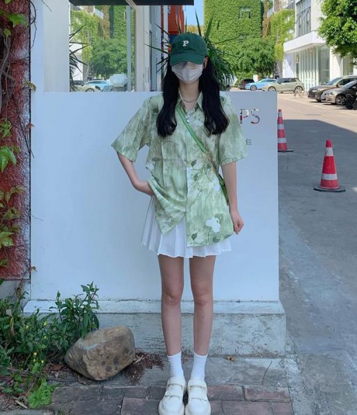 女生花衬衫怎么搭配好看