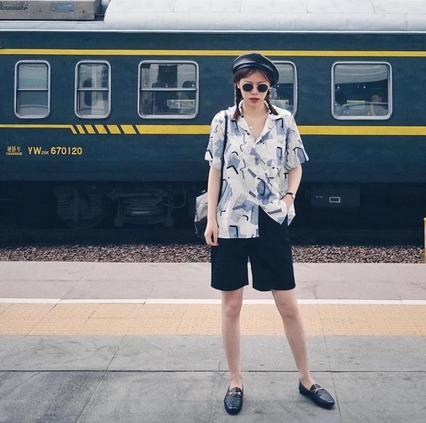 女生花衬衫怎么搭配好看