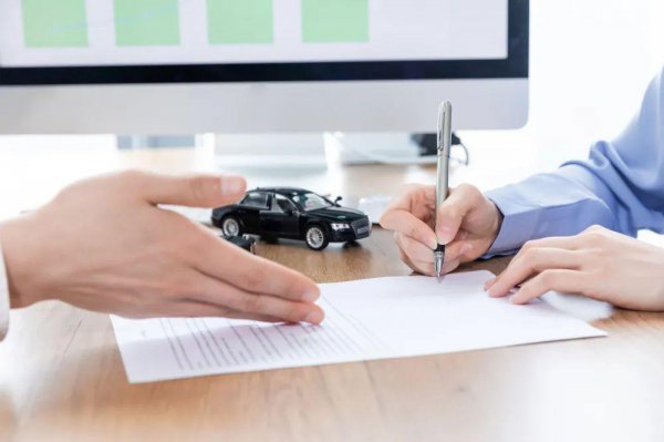 租车出了事故到底谁赔偿