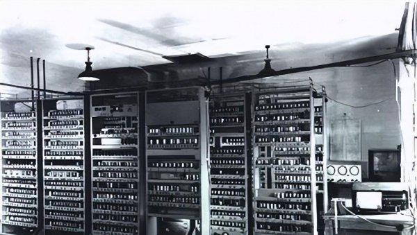 世界上第一台计算机叫什么名字