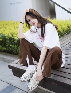 喇叭牛仔裤搭配什么上衣好看 微喇牛仔裤的穿搭指南