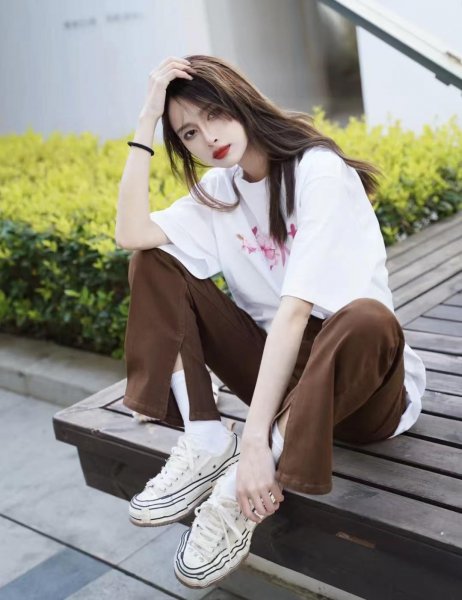 喇叭牛仔裤搭配什么上衣好看