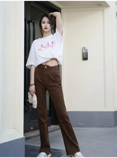 喇叭牛仔裤搭配什么上衣好看