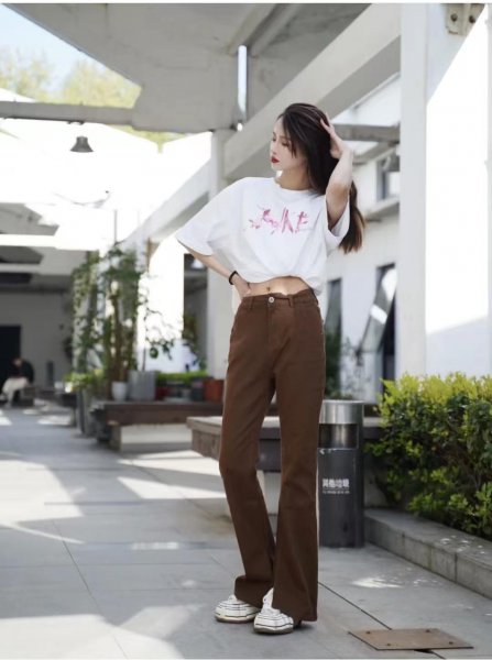 喇叭牛仔裤搭配什么上衣好看