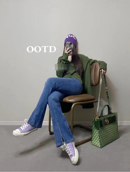 喇叭牛仔裤搭配什么上衣好看