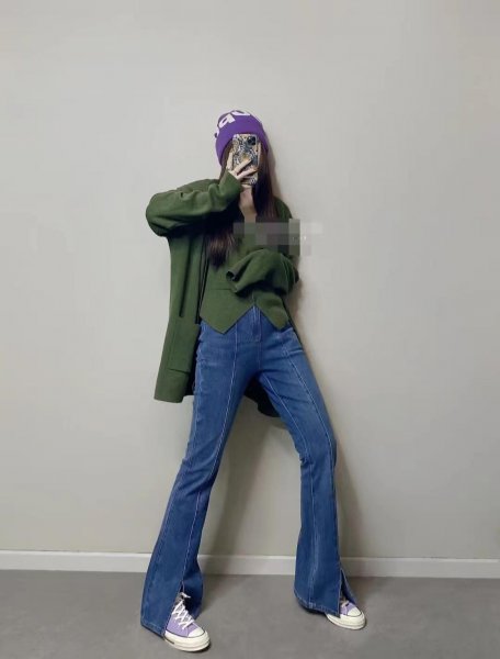 喇叭牛仔裤搭配什么上衣好看