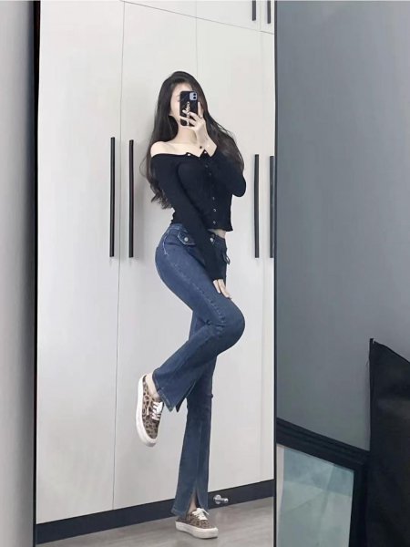 喇叭牛仔裤搭配什么上衣好看