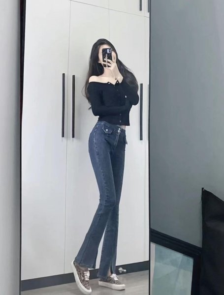 喇叭牛仔裤搭配什么上衣好看