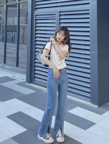 喇叭牛仔裤搭配什么上衣好看