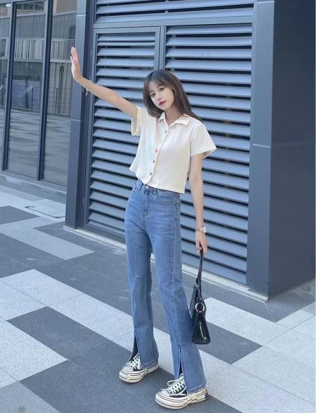 喇叭牛仔裤搭配什么上衣好看