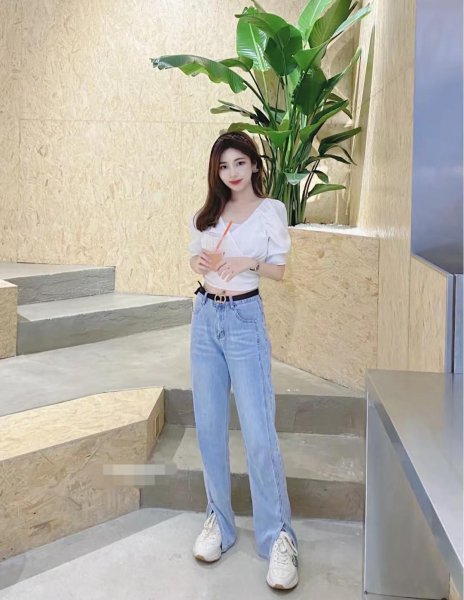 喇叭牛仔裤搭配什么上衣好看