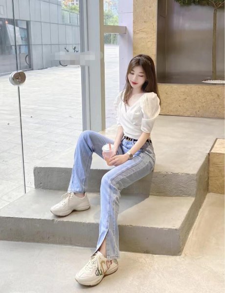 喇叭牛仔裤搭配什么上衣好看