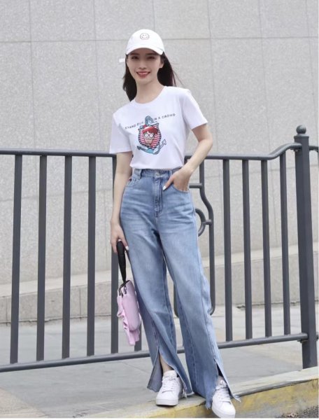 喇叭牛仔裤搭配什么上衣好看