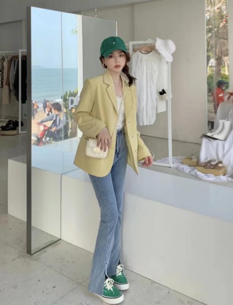 喇叭牛仔裤搭配什么上衣好看