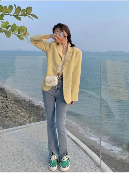 喇叭牛仔裤搭配什么上衣好看