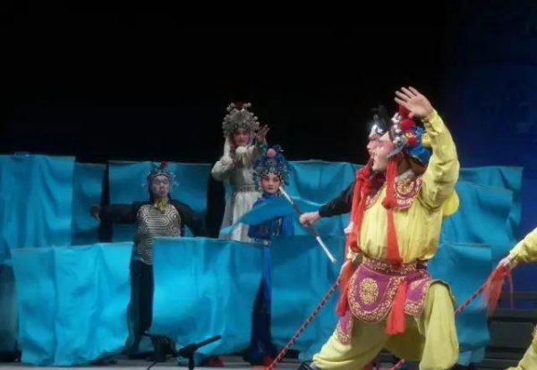 跑龙套中的龙套是什么意思