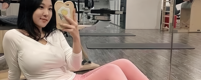 粉色裤子怎么搭配上衣好看 女生粉裤子的优雅气质穿搭