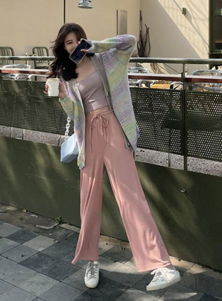 粉色裤子怎么搭配上衣好看