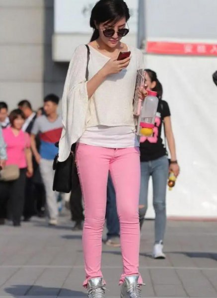 粉色裤子怎么搭配上衣好看