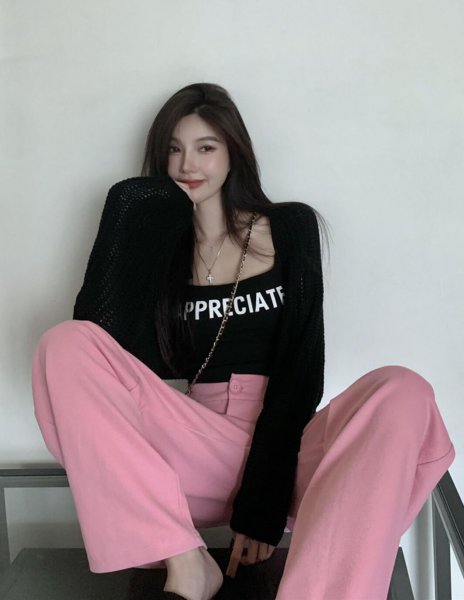 粉色裤子怎么搭配上衣好看