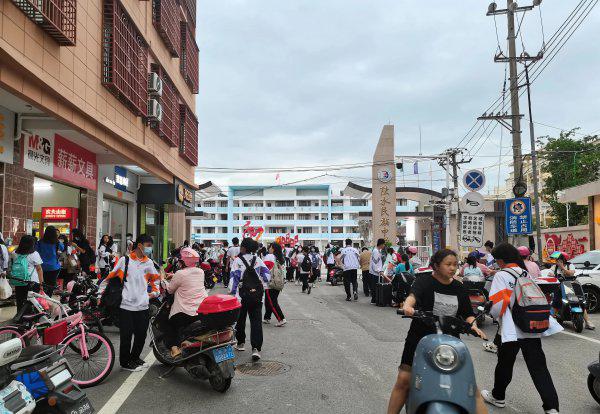 小学门口适合开什么店最好