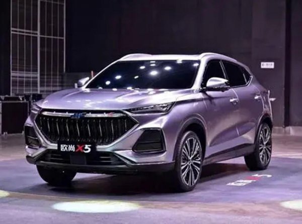 红灯闯了一半停路中间怎样处罚