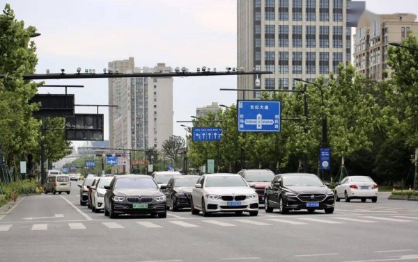 红灯闯了一半停路中间怎样处罚