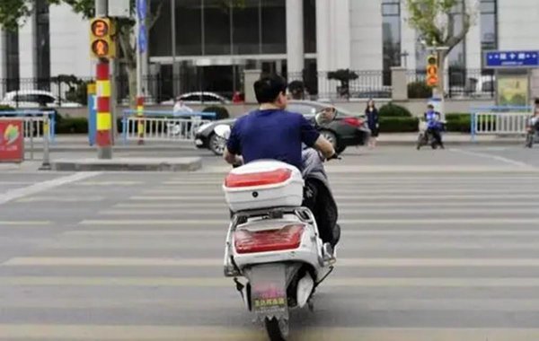 红灯闯了一半停路中间怎样处罚