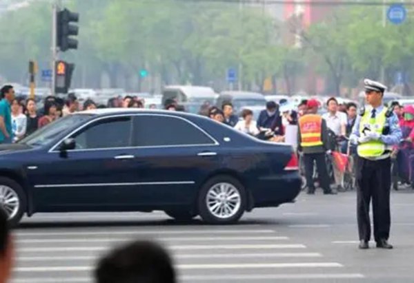 红灯闯了一半停路中间怎样处罚