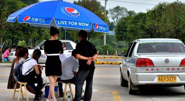 开自动挡汽车的正确步骤