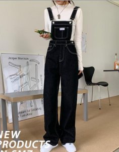 黑色背带裤搭配什么上衣好看 黑色背带裤的时尚穿搭