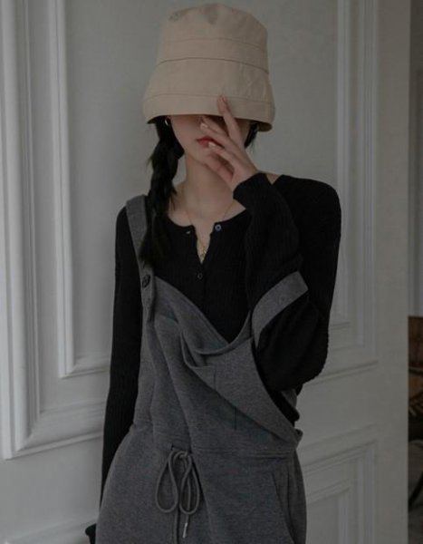 黑色背带裤搭配什么上衣好看