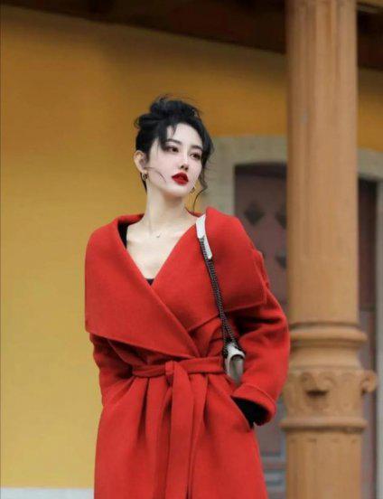 皮肤黑的人适合穿什么颜色的风衣