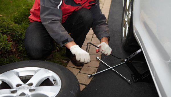 坏一个轮胎要换2个吗