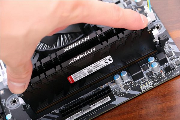 为什么电脑开机屏幕是黑的